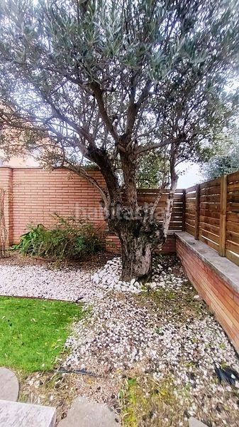 Foto 036968ff-3005-4ca7-a1f2-ea81ef544695. Casa adossada amb calefacció aparcament piscina a Castellar del Vallès