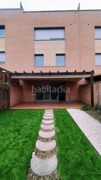 Foto cff7c139-536e-40a3-a389-b083df7f1f2a. Casa adossada amb calefacció aparcament piscina a Castellar del Vallès