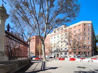 Etagenwohnung in Paseo reina cristina 5. Piso en paseo reina cristina