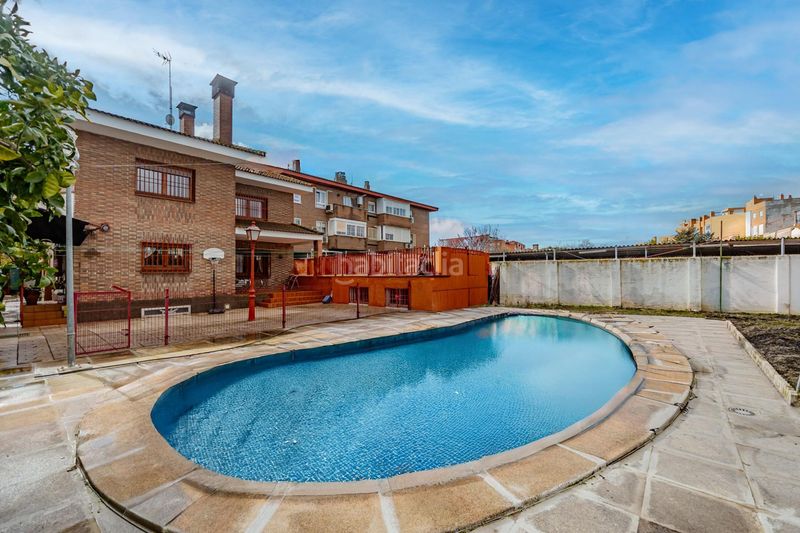 Chalet único en carabanchel alto parcela, piscina y jardín privado en Madrid - Imagen 2