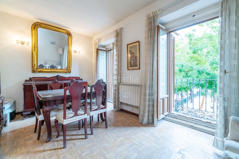 Piso exclusiva oportunidad en malasaña! globalpiso malasaña pone a la venta este magnífico piso exterior de 108 m,con tres balcones a l en Madrid