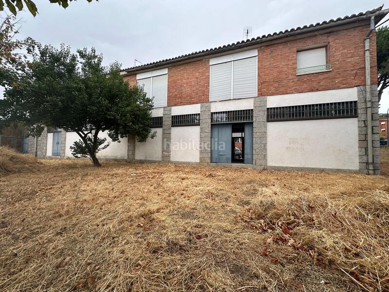 Foto 2ff1a8cd-e385-4a86-a622-3a3823ed4cfa. Edifici a Hoyo de Pinares (El)