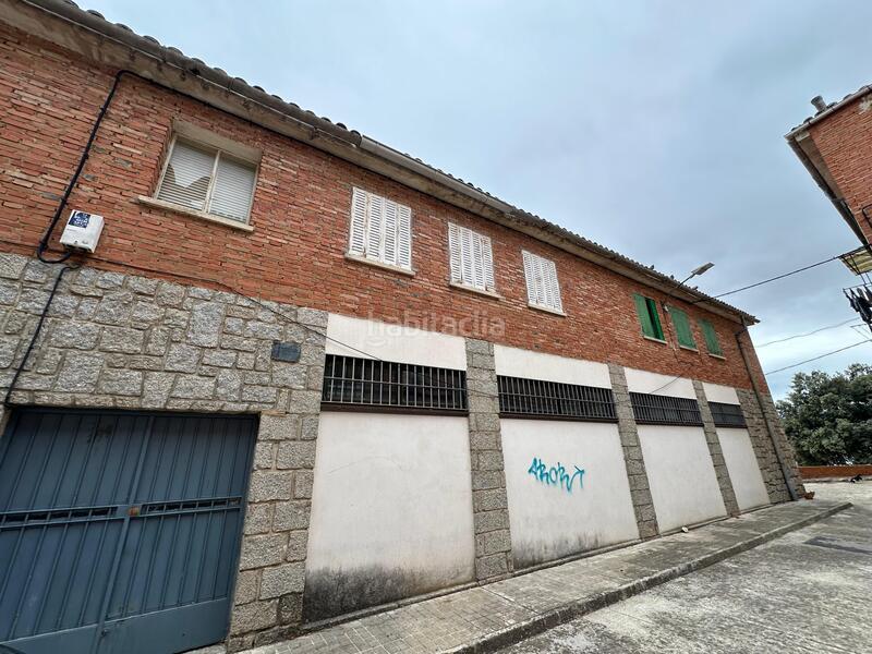 Foto 8ec7c85d-57ae-4f77-bda7-572e5bacf206. Edifici a Hoyo de Pinares (El)