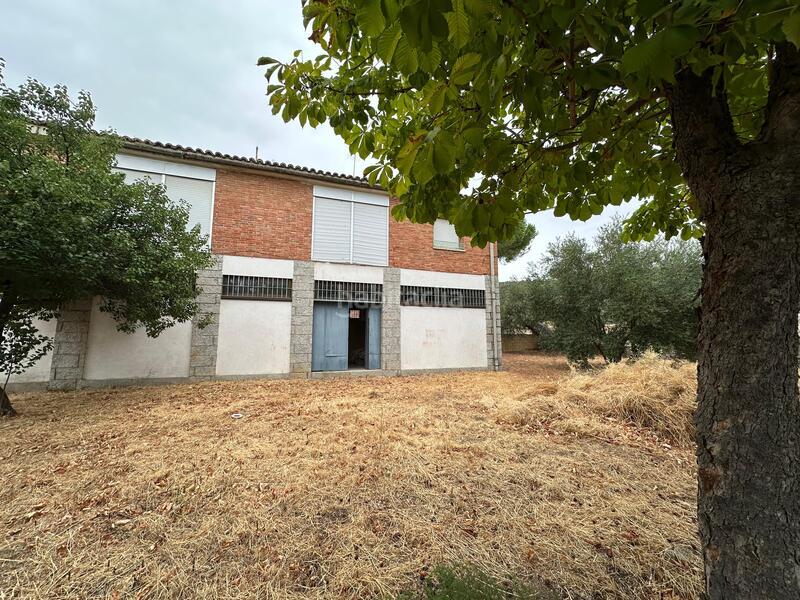 Foto d6d2e3ce-4141-43db-a53c-191573d4af0d. Edifici a Hoyo de Pinares (El)