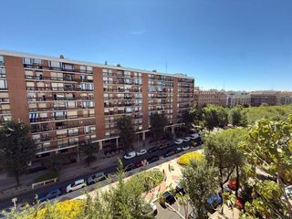 Flat in Arapiles. Espectacular piso exterior para reformar en la plaza del conde d