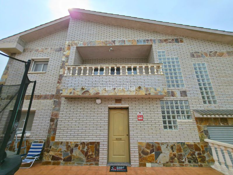 Foto f76fef35-b82f-4c24-b3cc-137e084368bc. Casa amb calefacció aparcament a Corbera de Llobregat