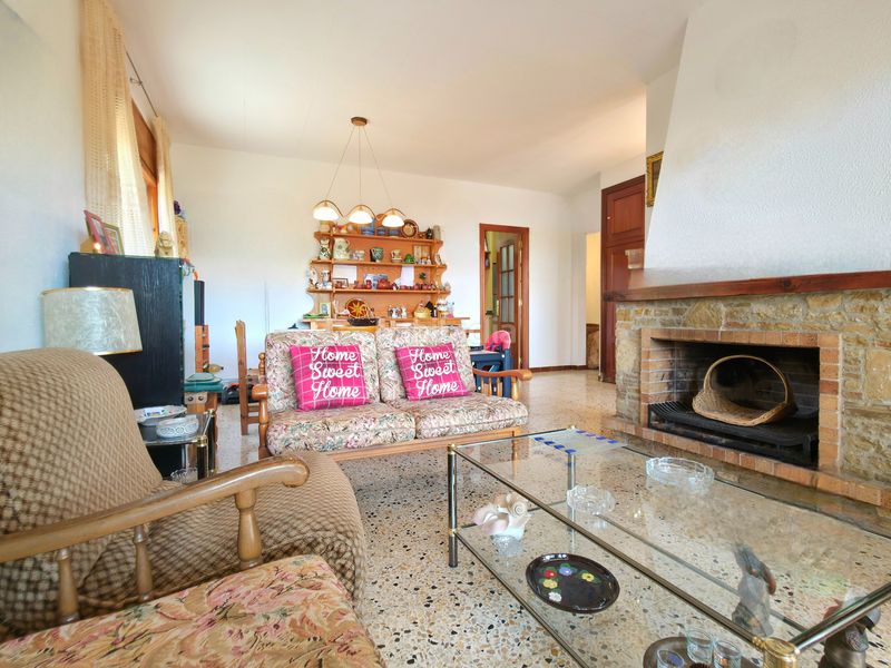 Foto f7645549-0fd9-47d6-93f5-499af9771b22. Casa amb xemeneia calefacció aparcament piscina a Corbera de Llobregat