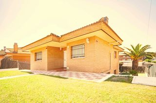Chalet in Sevilla la Nueva. Chalet independiente en planta