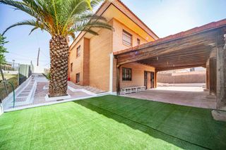 Chalet in Sevilla la Nueva. Chalet independiente en planta