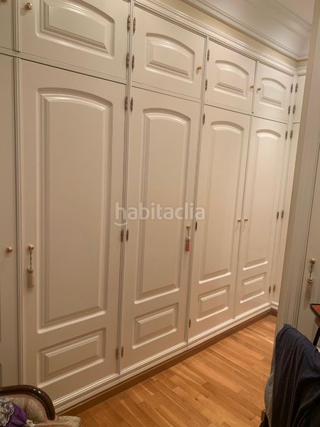 Foto 1723137f-25d3-40bd-9a4e-ef7577749508. Casa aparellada amb aparcament a Nueva España Madrid