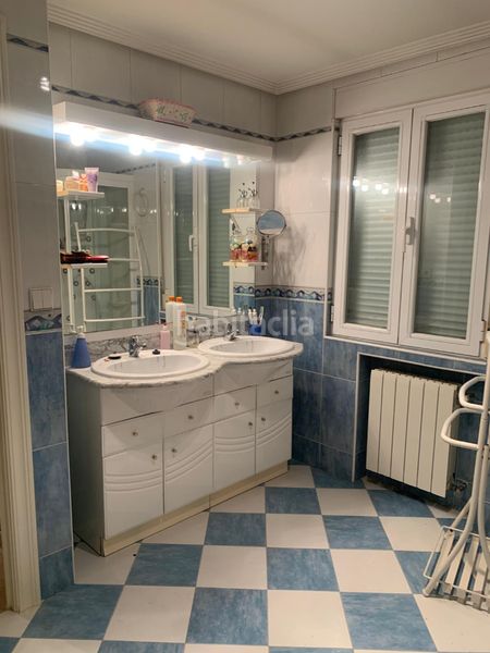 Foto 48f235d0-10db-44f0-9982-133c2ebc23e8. Casa aparellada amb aparcament a Nueva España Madrid