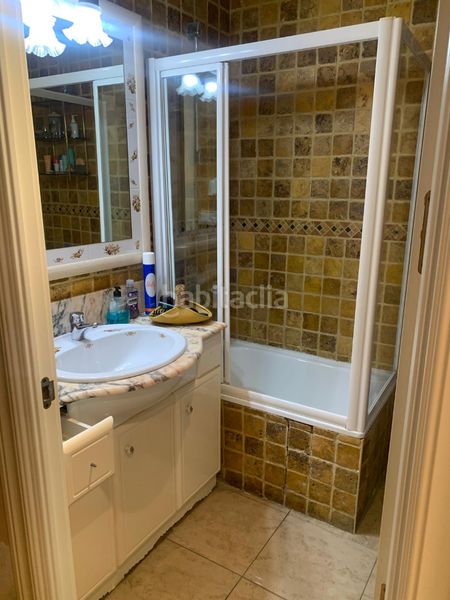 Foto 8b9d382d-b738-47b1-8874-8b6a18fbb95b. Casa aparellada amb aparcament a Nueva España Madrid