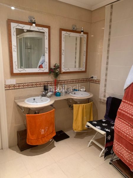 Foto fcb37e30-e0b6-4457-87ef-a31e60983cac. Casa aparellada amb aparcament a Nueva España Madrid