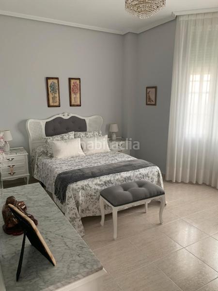 Foto f1120acb-33ef-45fe-be8a-d8c2cb322369. Chalet con camino riscaldamento parcheggio piscina in Seseña