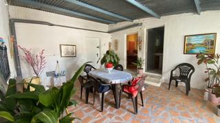 Casa adossada a Añover de Tajo. Casa con jardín y patios en añover
