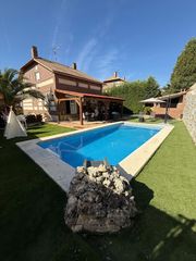 Chalet  Calle minarete. Espectacular villa reformada con piscina privada