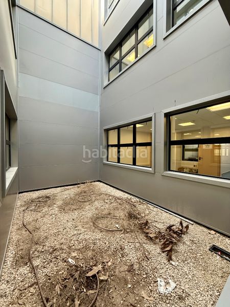 Foto b33493ae-9209-4962-b30f-ef5c54ad86e7. Edificio  de oficinas en ventorro del cano en Madrid