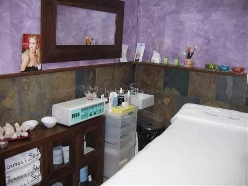 Foto a70413c0-ee25-44fb-b758-308f506c268f. Traspaso local comercial traspaso salón peluqueria en pleno rendimiento en Montcada i Reixac