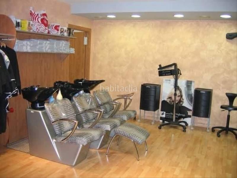 Foto bbbc0790-7119-4064-aeb4-80478ff1ec3b. Traspaso local comercial traspaso salón peluqueria en pleno rendimiento en Montcada i Reixac