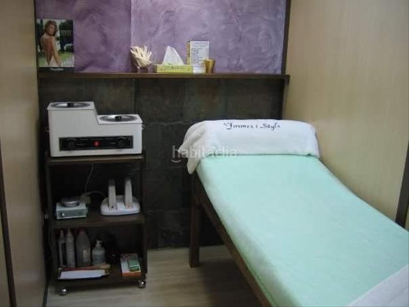 Foto cf1d5401-b43d-4991-943c-901e11b78775. Traspaso local comercial traspaso salón peluqueria en pleno rendimiento en Montcada i Reixac