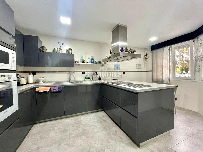 Foto 0683a641-2a21-48ba-8de6-906eee020056. Reihenhaus mit heizung parking pool in El Arroyo-La Fuente Fuenlabrada