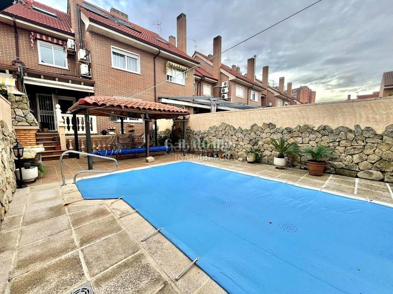 Foto add14f39-b6e4-43a1-80d3-bfd172a84900. Semi detached house with heating parking pool in El Arroyo-La Fuente Fuenlabrada
