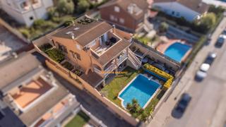 Xalet a Carrer assutzena 10. Chalet con piscina privada