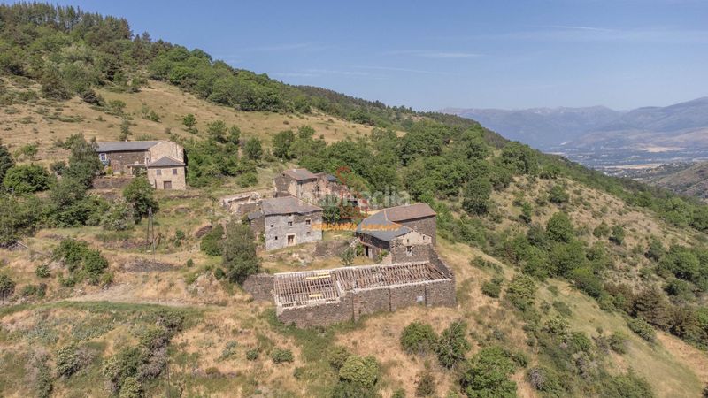 Foto 0a28810a-2787-4cdd-9472-a154b1df51db. Casa amb xemeneia aparcament a Osseja