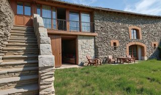 Haus in Osseja. Dos casas de piedra con jardín
