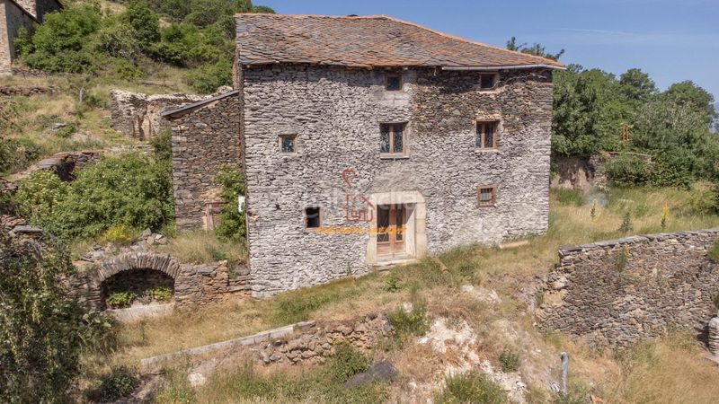 Foto 5f73695a-281d-4880-ac60-6aff191e76da. Casa amb xemeneia aparcament a Osseja