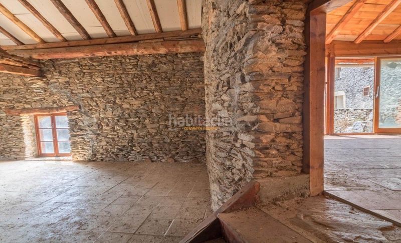 Foto cfb9db47-54d0-4e5f-b4fc-a071e9bb75a0. Casa amb xemeneia aparcament a Osseja