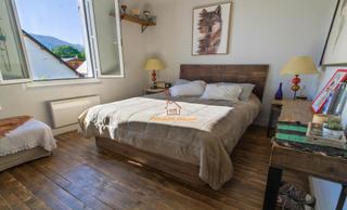 Casa aparellada a Enveitg. Pareada con jardín