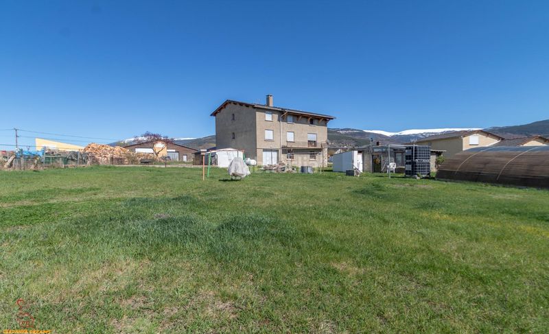 Foto 2a01c0fa-3d2d-4d26-a76d-f9bb766c1dc6. Casa  con gran jardín en Osseja