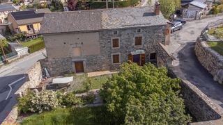House in Angoustrine-Villeneuve-des-Escaldes. Casa de piedra con jardín