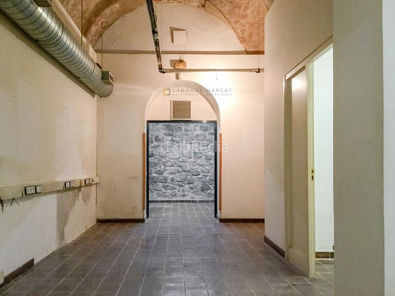 Foto a3614b57-d6df-4f05-aac5-4e7dd5ffb2ff. Local comercial a Sant Antoni Barcelona