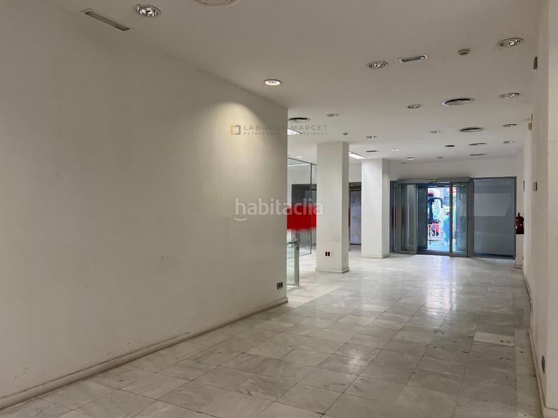 Foto 07743b0a-b150-4e16-96b8-6970b463ecee. Alquiler local comercial  en alquiler en la rambla en Barcelona