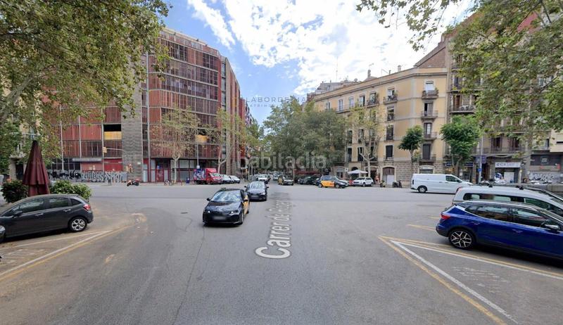 Foto b02b0d43-4baf-45b2-b631-826cf8cfd9c3. Alquiler local comercial local en venta en la calle aragó en Barcelona