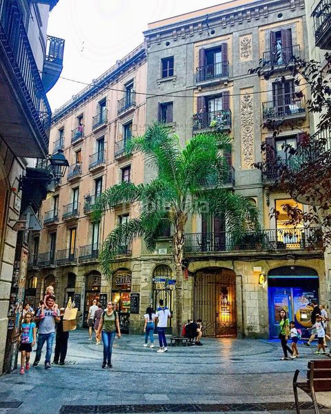 Foto 98cf8d7a-4de0-4fb6-ba48-d44d16dede18. Local comercial a Raval Barcelona