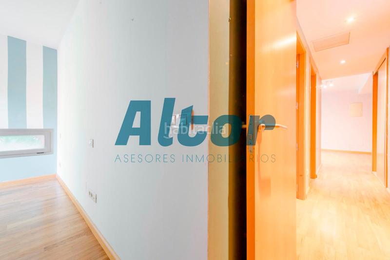 Foto df8cd9db-fc3c-42b2-a55b-26e7dce430b2. Pis amb calefacció aparcament piscina a Puerta Bonita Madrid