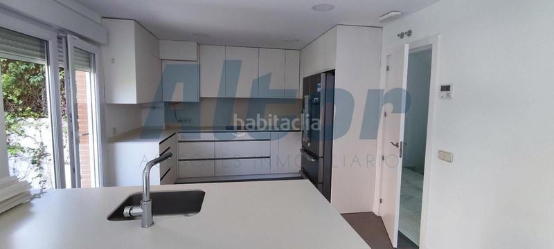Foto e3edd571-b4fd-497e-879e-9a5c60cc5d1b. Alquiler casa adosada altor asesores alquila , chalet pareado en Peñagrande en Madrid