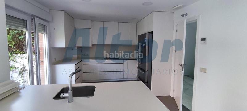 Foto 2825b567-4fcd-4d5e-a2cb-296f1ef11977. Rent semi detached house with heating parking in Peñagrande Madrid