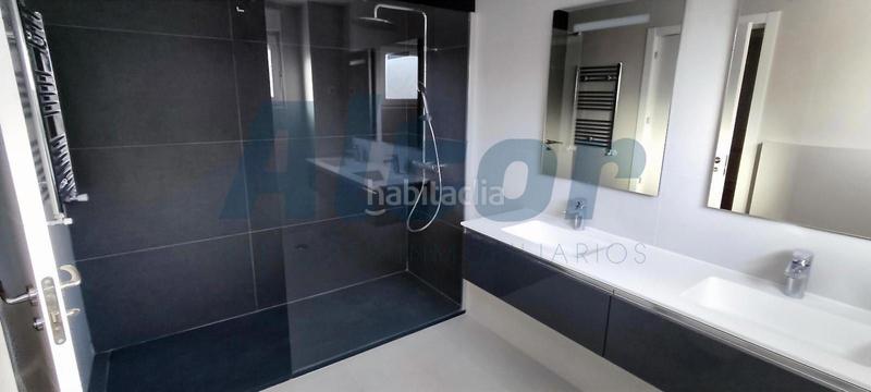 Foto 4aacd8e8-3ff4-4e08-8195-3eaac3f2a8c8. Rent semi detached house with heating parking in Peñagrande Madrid