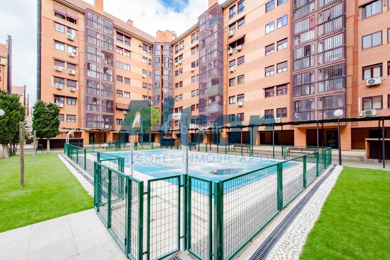 Foto 31de364f-f19f-4e4f-97e0-e1d8b13896e7. Pis amb calefacció aparcament piscina a Orcasitas Madrid