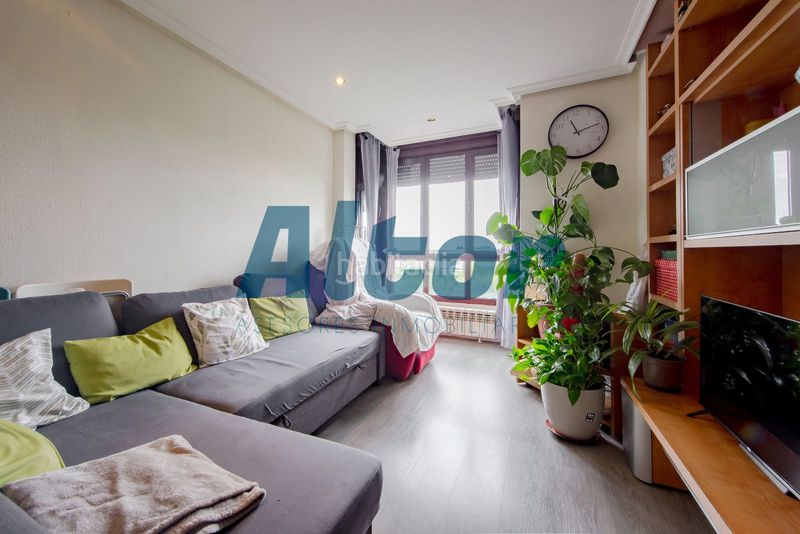 Foto e7bde6a7-cf30-4355-99b1-1ddfe1c350b8. Pis amb calefacció aparcament piscina a Orcasitas Madrid