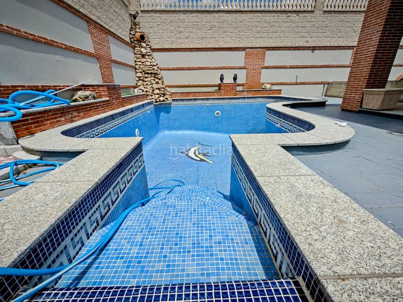 Foto ffb10012-f14c-4f8c-a1b5-f56aff454c0f. Xalet amb xemeneia calefacció aparcament piscina a Arroyomolinos