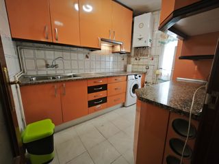Appartement à Calle del cristo 19. Todo exterior !!! junto a dos de mayo!!!80m2!!! trastero!!!