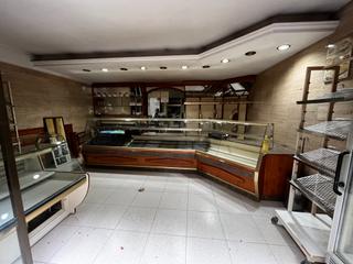 Local commercial  Passeig de sant joan. Local comercial paseo sant joan  con salida de humos