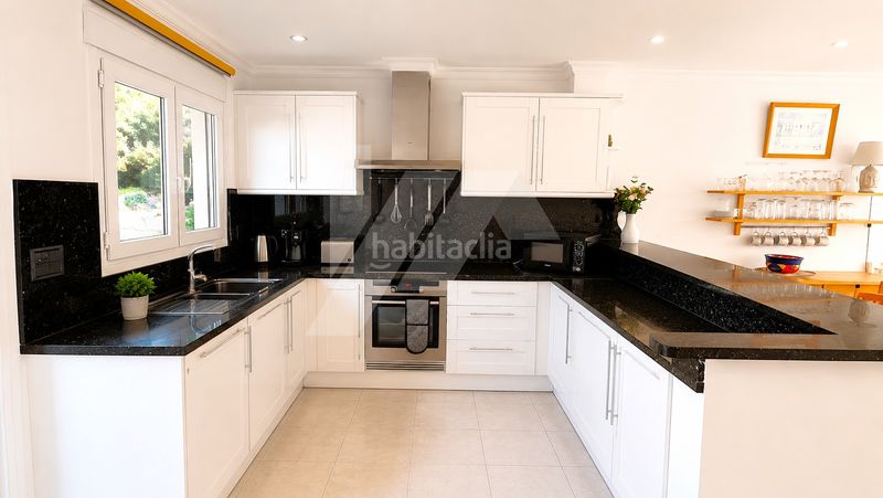 Foto f3f18367-3687-4f51-aabd-421af4f47cf5. Apartament amb calefacció aparcament piscina a La Fustera Benissa