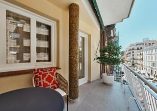Pis  Calle del cardenal cisneros. Vivienda exterior con balcon y terraza