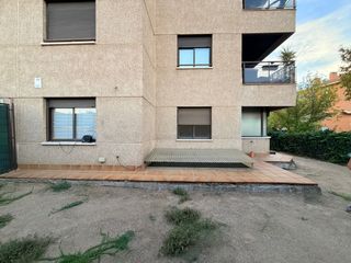 Etagenwohnung  Calle federico garcía lorca. Se vende magnífico bajo con jardin